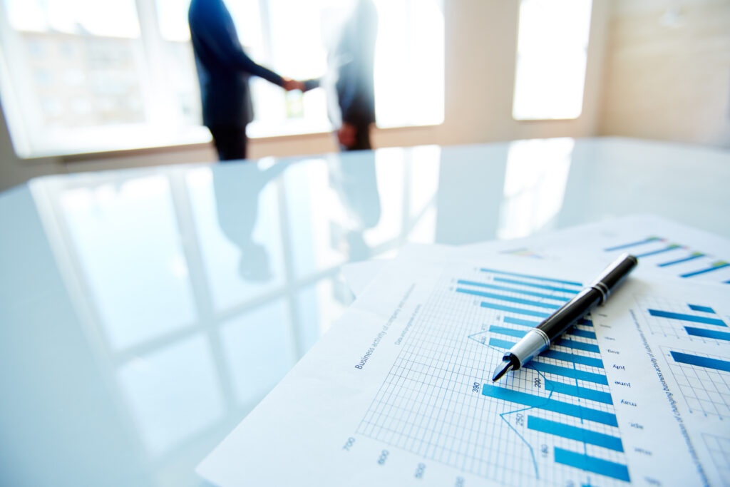 uomini d'affari si stringono la mano dopo aver concluso un accordo per servizi di assistenza fiscale